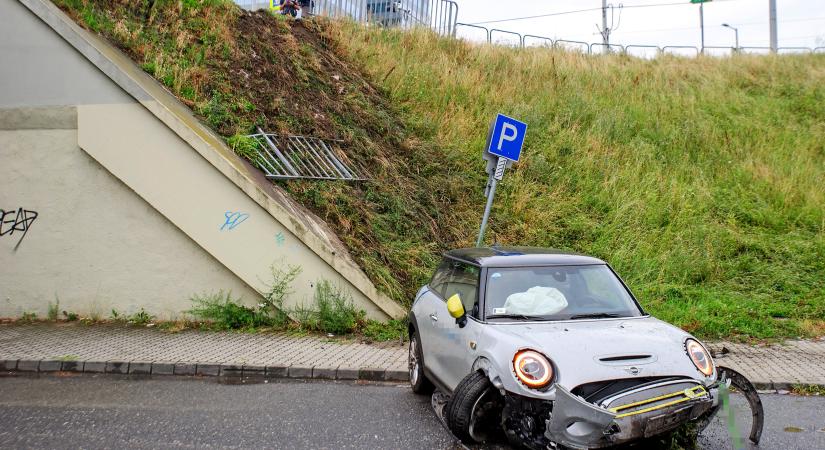 Lezuhant az Árpád híd felhajtójáról egy elektromos autó