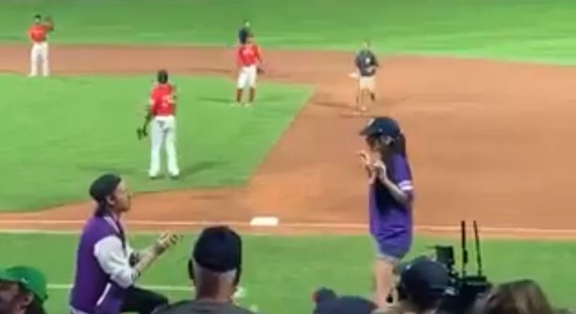 Rémálomba fulladt a baseball-meccsre szervezett nyilvános lánykérés - videó
