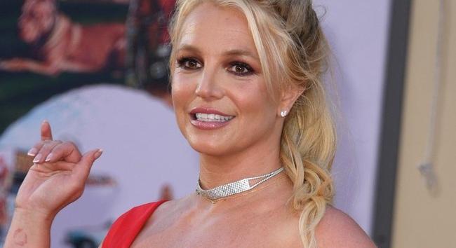 Kezével markolássza pucér melleit Britney Spears: egy fa alatt szabadult meg a ruháitól