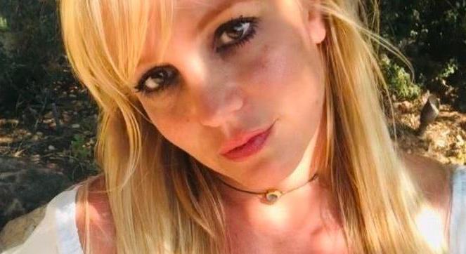 Britney Spears félmeztelenül markolássza a melleit - fotók