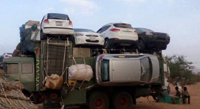 Igazán maximalisták az autószállító teherautók sofőrjei Szudánban