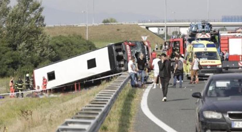 Halálos buszbaleset a horvátországi autópályán, tíz halott