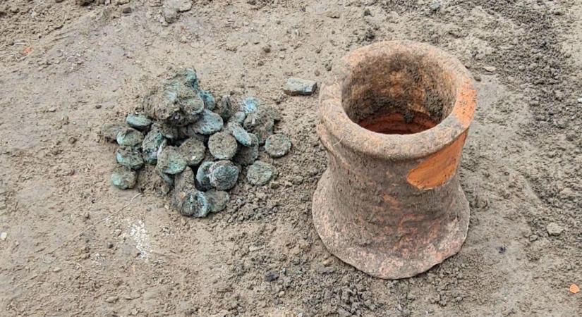 Több ezer éves pénzérméket fedeztek fel az ókori városban