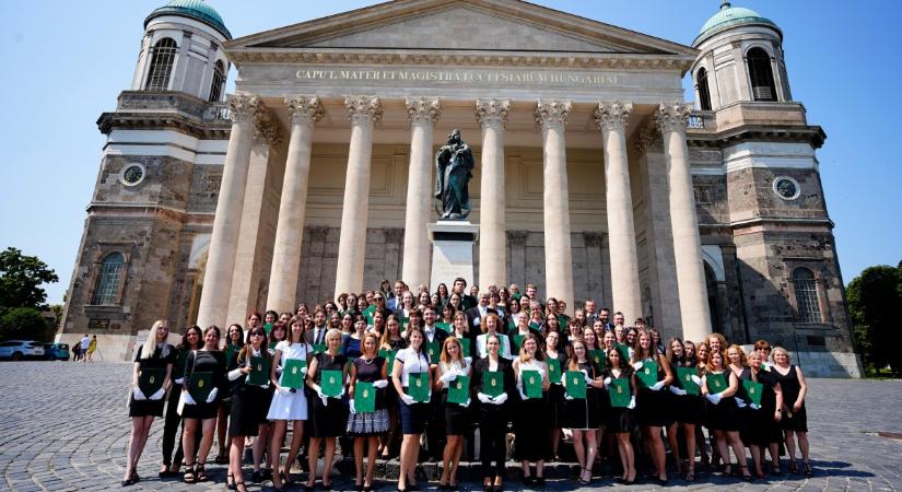 Több mint négyszáz hallgató vehette át diplomáját Esztergomban