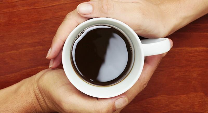 Nagy a baj: a túl sok kávétól kisebb lesz az agyunk!