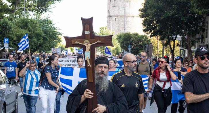 Befolyásos papok vezetik a görög oltásellenes mozgalmat