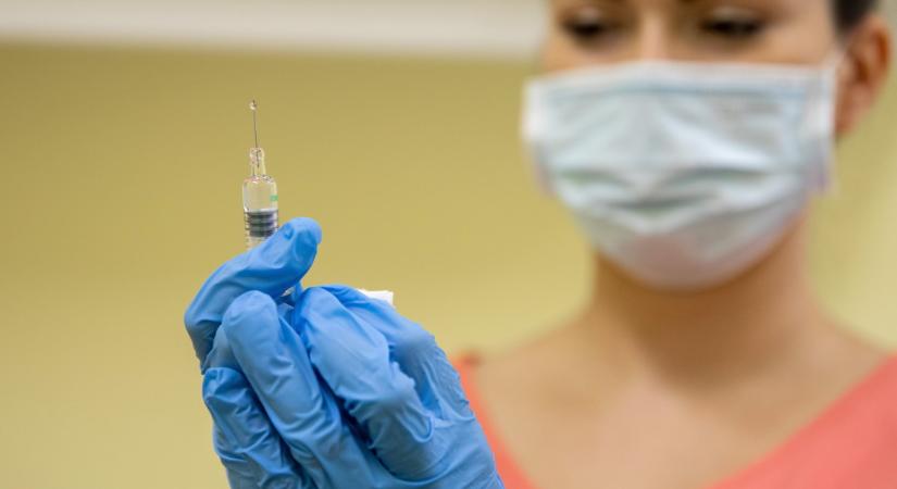 Meghalt egy beteg, 26 új koronavírus-fertőzöttet regisztráltak Magyarországon