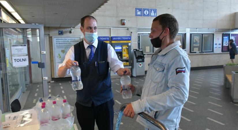 Újra osztanak vizet az utasoknak a Nagyállomáson és a buszpályaudvaron