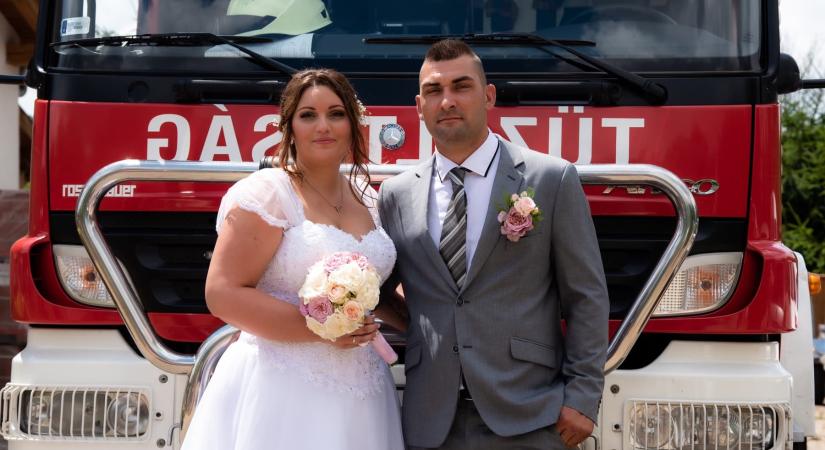 Esküvőjén lepték meg bajtársai a komáromi tűzoltót (fotók)