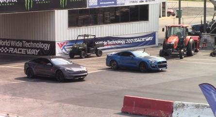 Tegyék meg tétjeiket: Tesla Model S Plaid vs. Shelby GT500