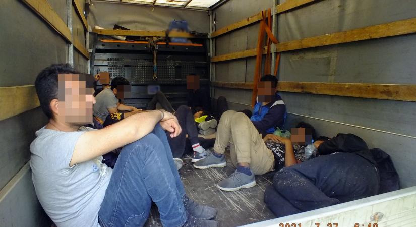 13 migránst és egy embercsempészt fogtak el Balotaszállásnál