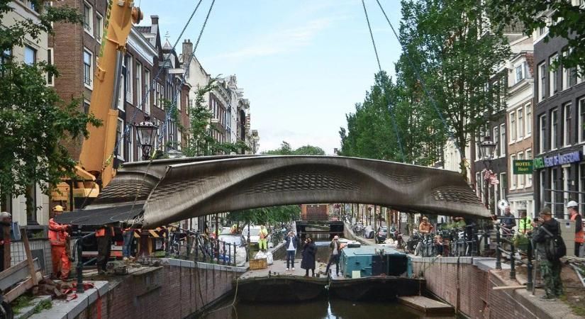 Amszterdam egyik legrégebbi csatornája fölé telepítették a világ első 3D nyomtatott acélhídját