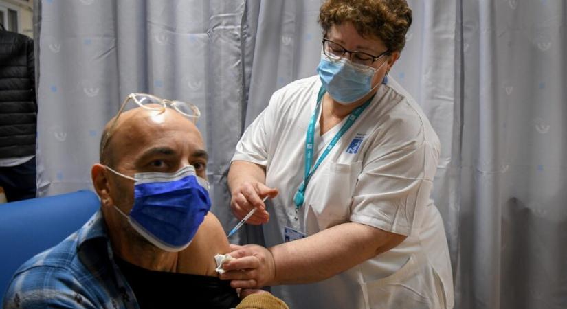Több mint kétezer új fertőzöttet találtak Izraelben – 57%-uk beoltott volt