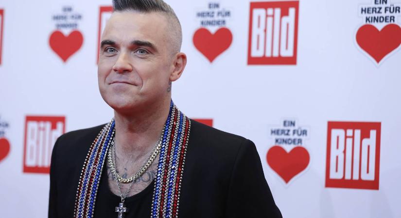 Robbie Williams rohamosan kopaszodik és nem igazán tud beletörődni ebbe