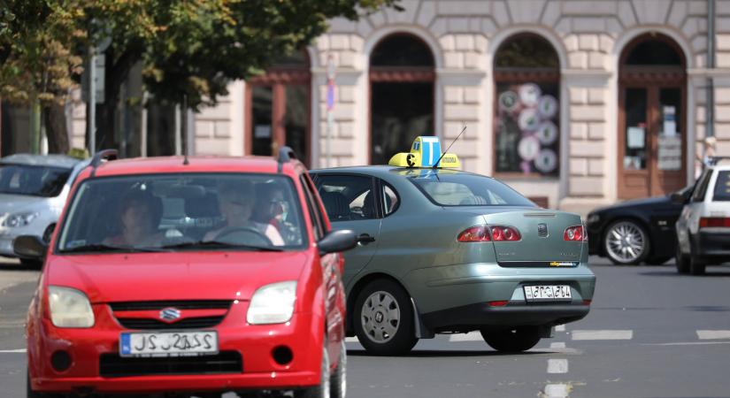 ÚtON: A Széchenyi tér minden irányból tele van autóval