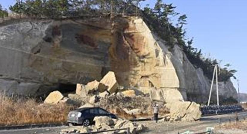 Többtonnányi sziklatömb zuhant egy indiai falura