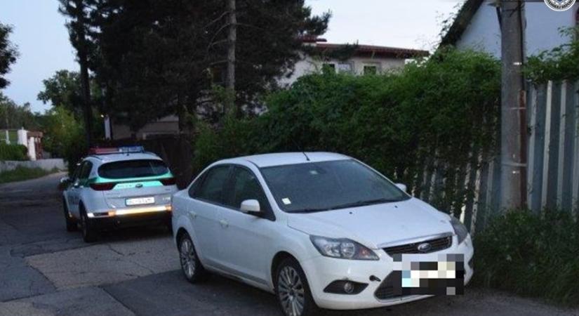 Bizarr esetben nyomoz a pozsonyi rendőrség – Míg a férfi cigiszünetett tartott, utastársa ellopta a kocsiját