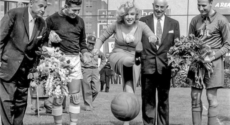Marilyn Monroe és a foci: kezdőrúgás, de micsoda lábakkal!