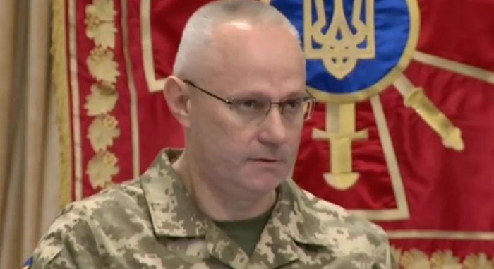 Menesztette tisztségéből Ruszlan Homcsakot, a fegyveres erők főparancsnokát Zelenszkij