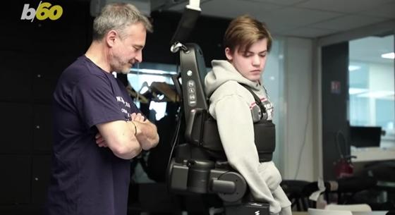 Robotvázat épített az édesapa, hogy járni tudjon a 16 éves fia – videó