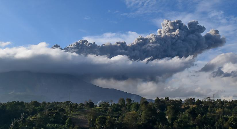 Több mint egy év után újra kitört a Sinabung vulkán Indonéziában
