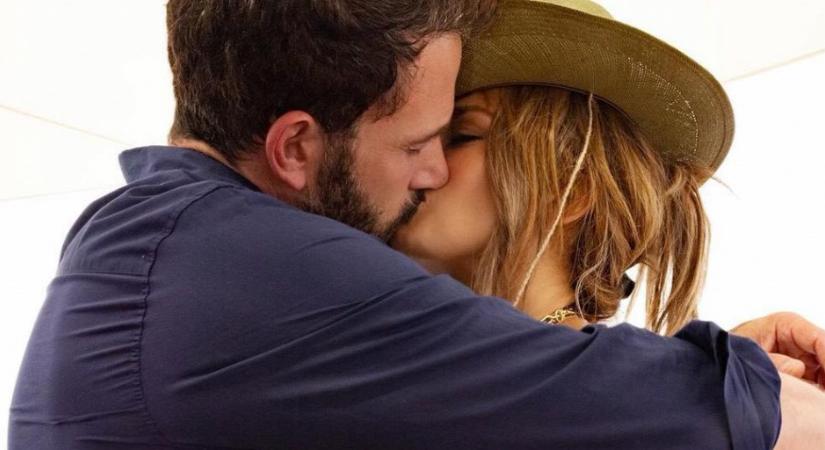 Arcpirító, ahogy Ben Affleck Jennifer Lopez hátsóját markolja - Lesifotó