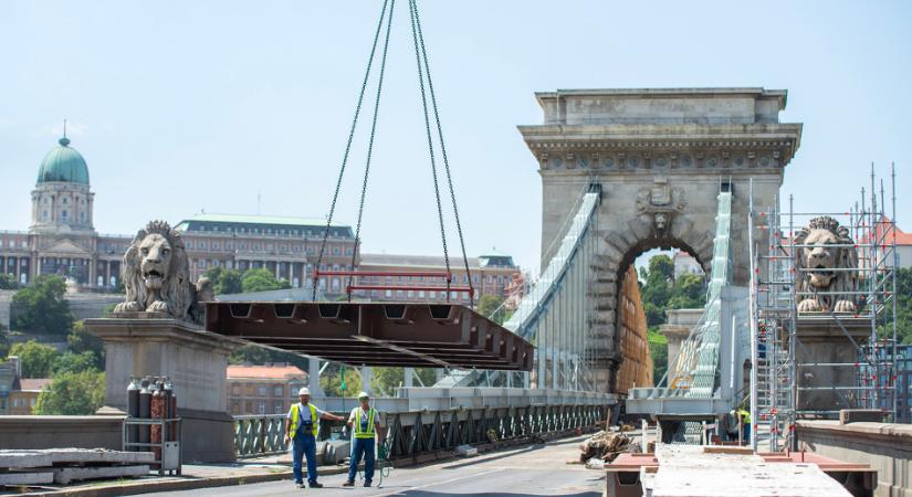 Óriásdaru a Lánchídnál – 8 tonnás elemeket szállítottak a felújítás alatt álló hídhoz