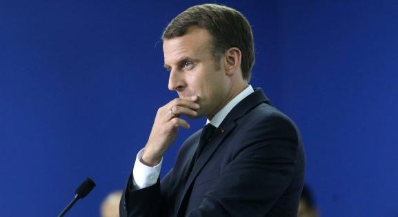 Bírósághoz fordult Emmanuel Macron, mert egy plakáton Hitlerként ábrázolták