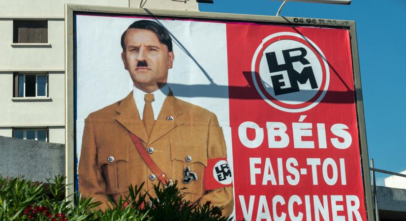 Bírósághoz fordul Macron, mert egy oltásellenes plakáton Hitlerként ábrázolták