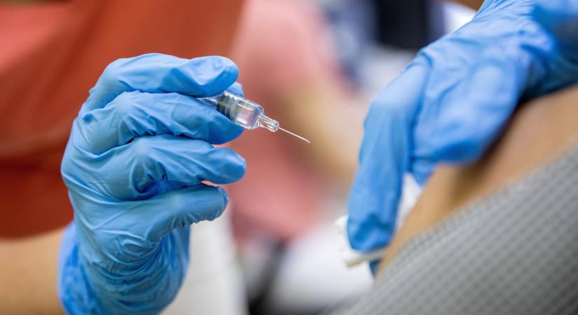 Itt a kormány döntése: nekik lesz kötelező a koronavírus elleni védőoltás Magyarországon