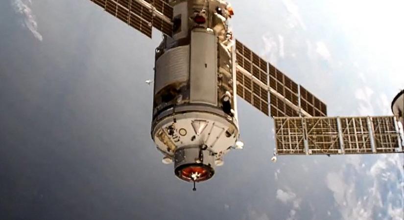45 fokkal elmozdult a Nemzetközi Űrállomás, miután váratlanul működésbe léptek az orosz egység hajtóművei