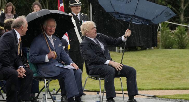 Boris Johnson fergeteges esernyőtrükköt mutatott be, Mr. Bean nyugdíjba mehet