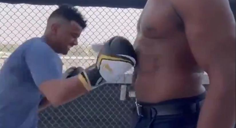 Látni kell a UFC-világbajnok arcát, miközben épp’ szétverik a hasát! – VIDEÓ