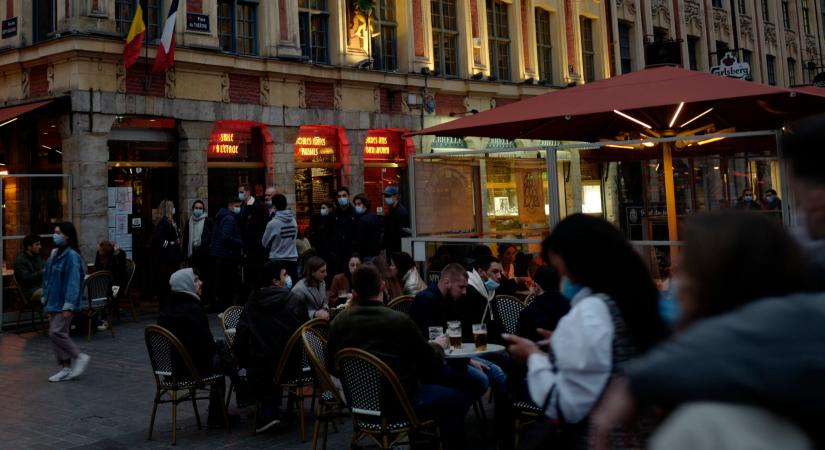 Belehajtott egy autó egy párizsi kávézó teraszába