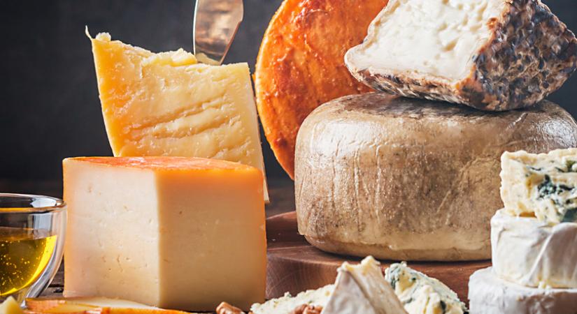 9 tipp, hogy frissek maradjanak a sajtok a hűtőben - A helyes csomagolás is számít