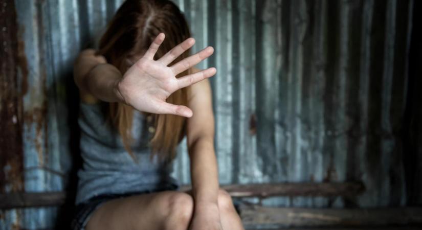 Rendszeresen létesített szexuális kapcsolatot 12 éves nevelt lányával egy férfi – Letartóztatásban marad