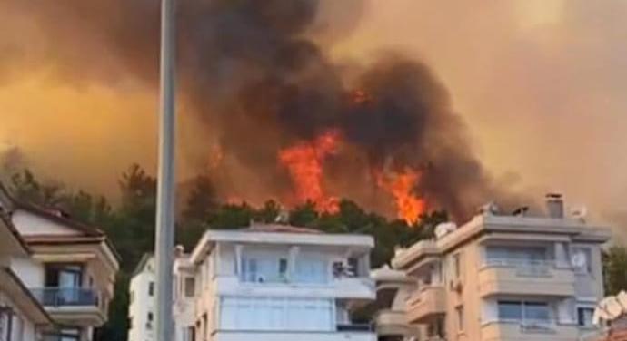 Óriási tűzvész pusztít a Földközi-tenger keleti medencéje mentén(videók)