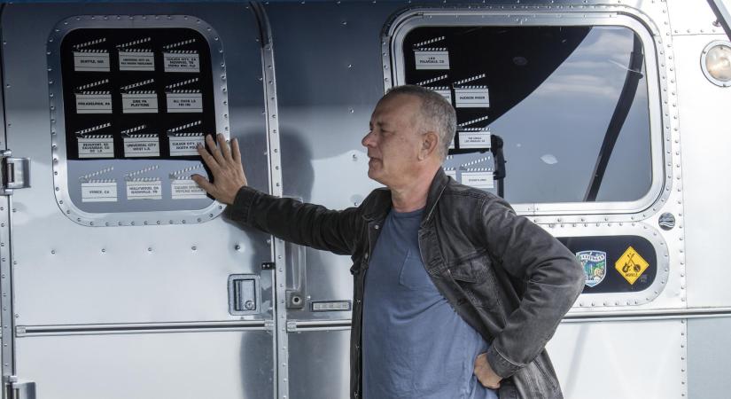Elárverezik Tom Hanks csillogó lakókocsiját