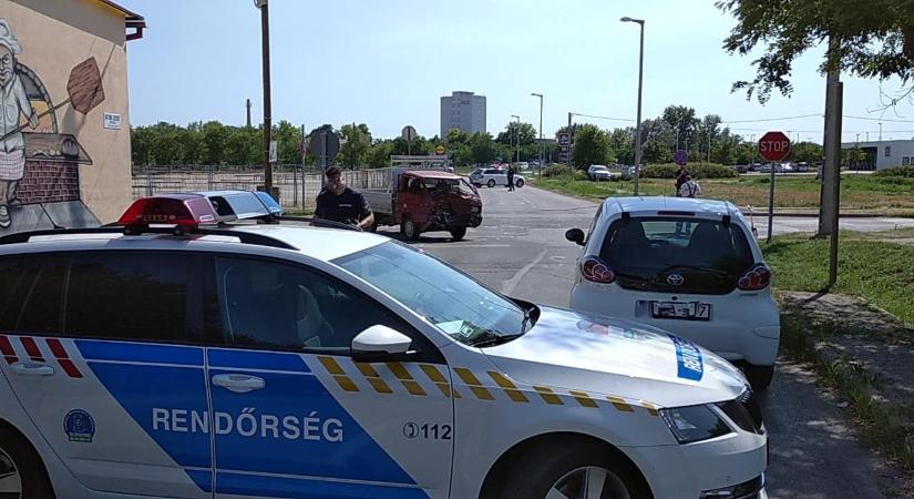 Két kisteherautó ütközött Szegeden – Fotók