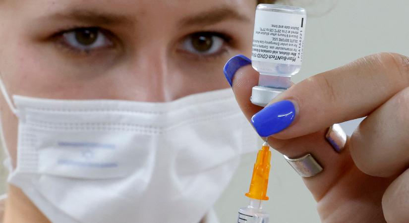 Két fizetett szabadnapra jogosultak a koronavírus elleni vakcinával beoltott állami alkalmazottak Csehországban