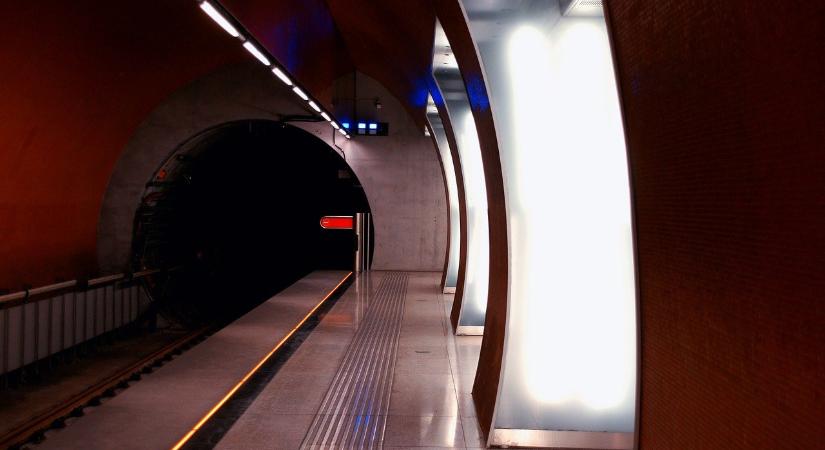 Pótkocsi gázolt halálra egy embert a 3-as metrón – több sérült