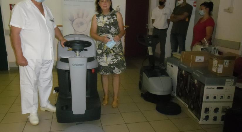 Új takarítógépekkel és higiénés berendezésekkel segítik a kórházat