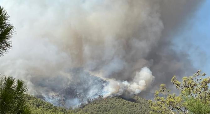Lángol a török riviéra a 40 fokos hőségben