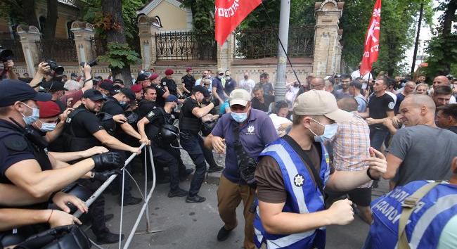 LMBTQ-aktivisták és nacionalista szélsőségesek tűztek össze az Elnöki Hivatal épületénél Kijevben (videó)