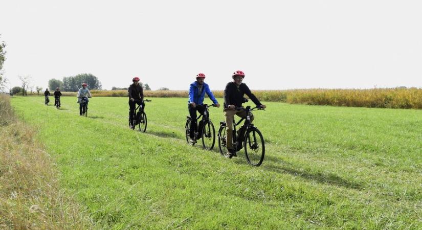 Elektromos kerékpárral a kunhalmok nyomában a Pusztaszeri Tájvédelmi Körzetben
