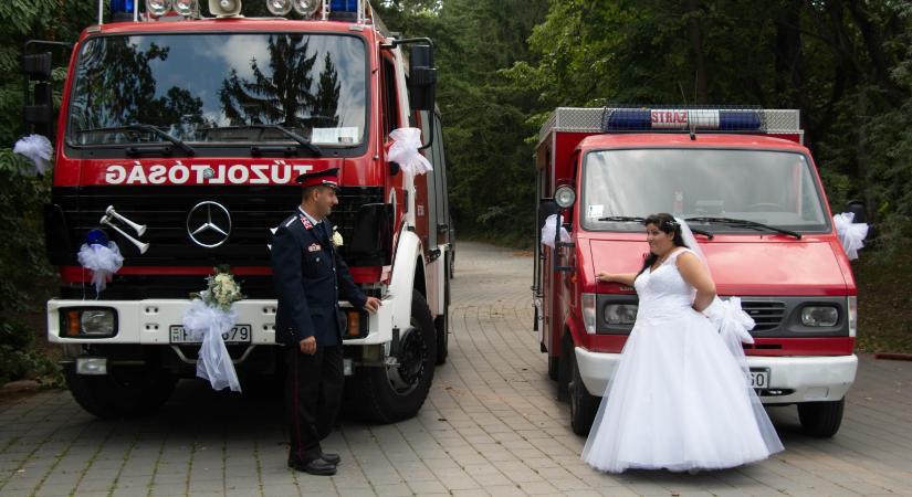 Szívmelengető: nem hiányozhattak a rohamkocsik a nógrádi tűzoltó esküvői fotózásáról
