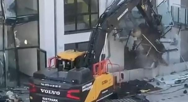 Nem fizették ki az építőmunkásokat, brutális megtorlást hajtottak végre – videó