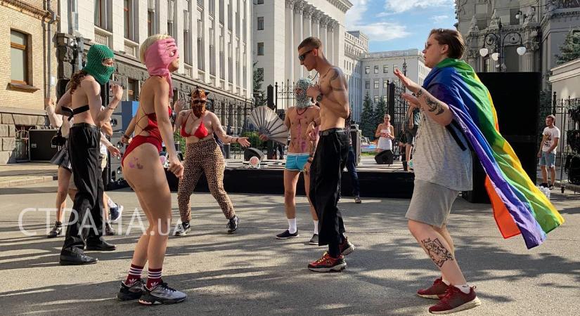 Elkezdődött az LMBTQ-aktivisták táncos akciója megerősített rendőri védelem mellett az Elnöki Hivatalnál Kijevben (videó)