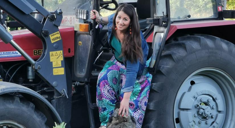 Dupla pótkocsis traktort és kombájnt is tud vezetni a sokoldalú opera-énekesnő