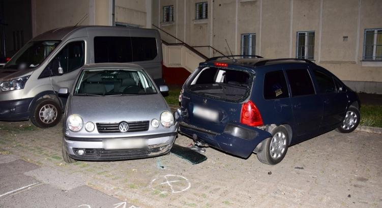 Debreceni és hajdúhadházi fiatalok kötöttek el egy autót a belvárosban, ez lett belőle